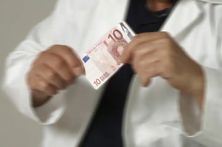 Arzt mit 10 Euro Praxisgebühr