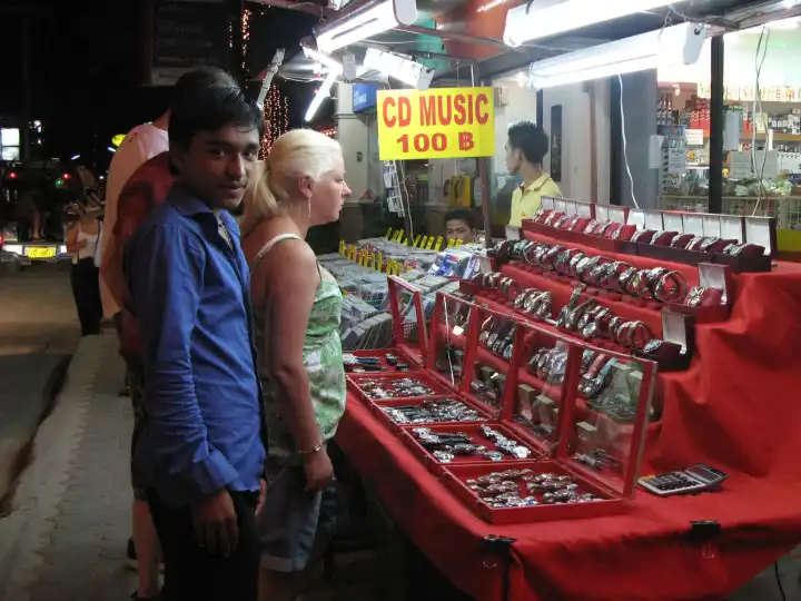 Auf einem Straßenmarkt werden in Thailand gefälschte Uhren angeboten, Ko Samui 2008