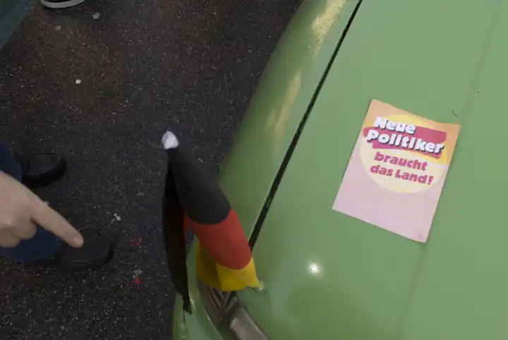 Deutsche Flagge, grünes Auto, Neue Politiker braucht das Land