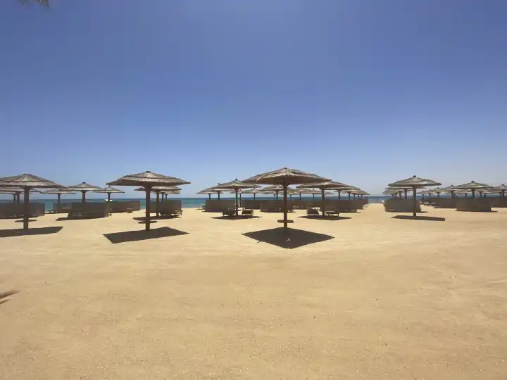 eine Touristen, leere Sonnenschirme Soma Bay, Ägypten, Afrika