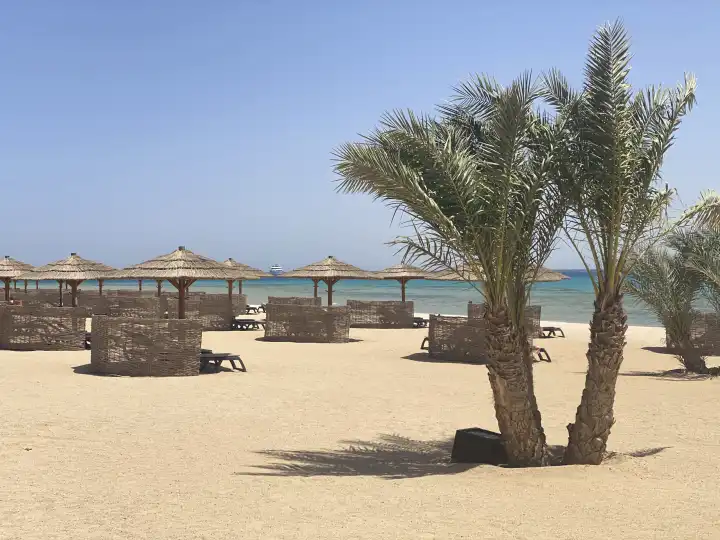 Keine Touristen, leere Sonnenschirme Soma Bay, Ägypten, Afrika