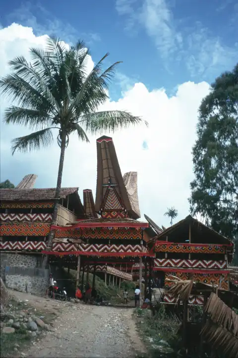 Traditionell beschmücktes Toraja-Haus während eines Totenfestes