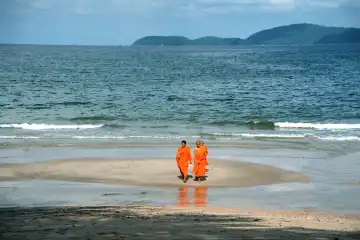 Buddhistische Mönche am Strand von Chumporn Thailand