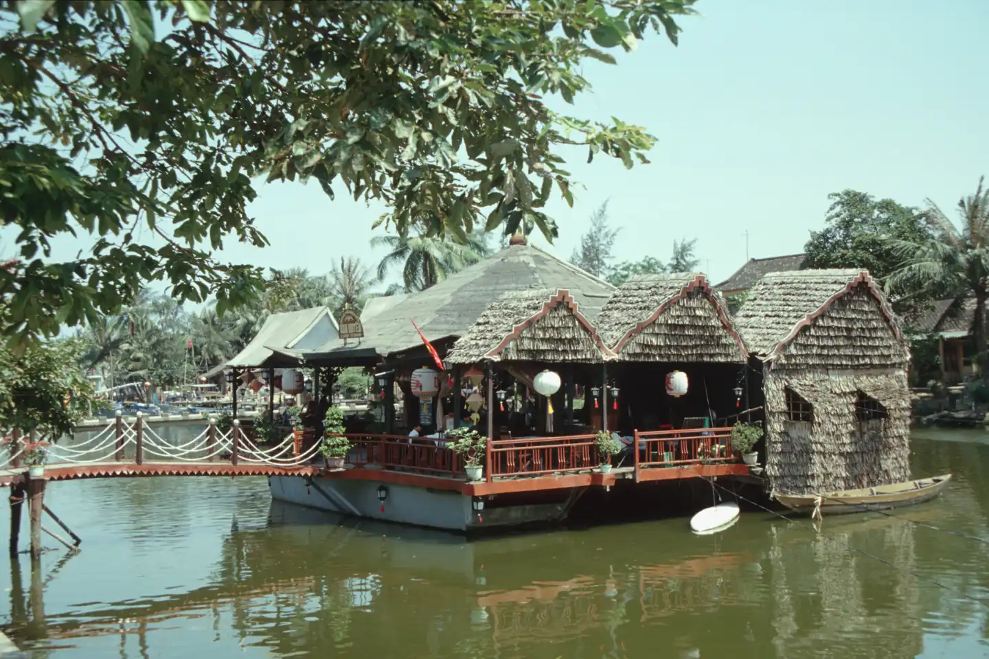 Swimming restaurant in the Hoi An river