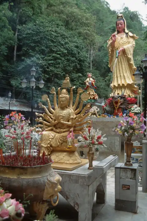 Buddhastatuen im Höhlenkloster "Wat Tam Suea" Thailand
