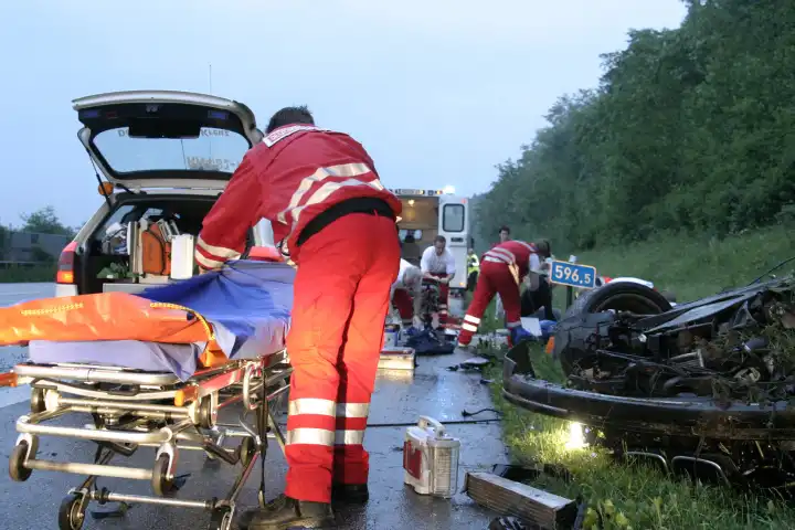 First accomodation of an injured after a hard automobile accident at the roadside