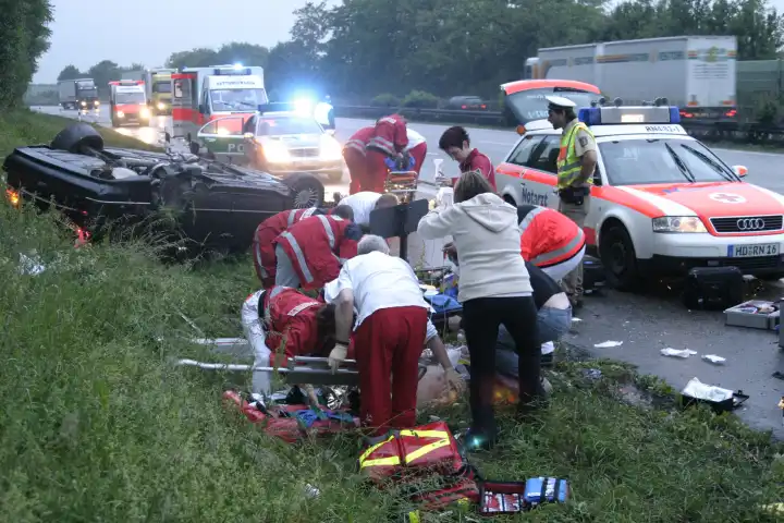 First accomodation of injured people after a hard automobile accident at the roadside