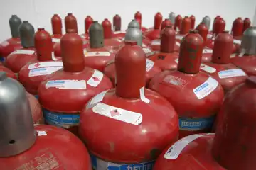 Viele rote Gasflaschen