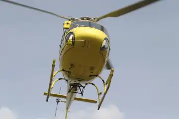 Ziviler Passagierhelikopter kurz nach dem Start