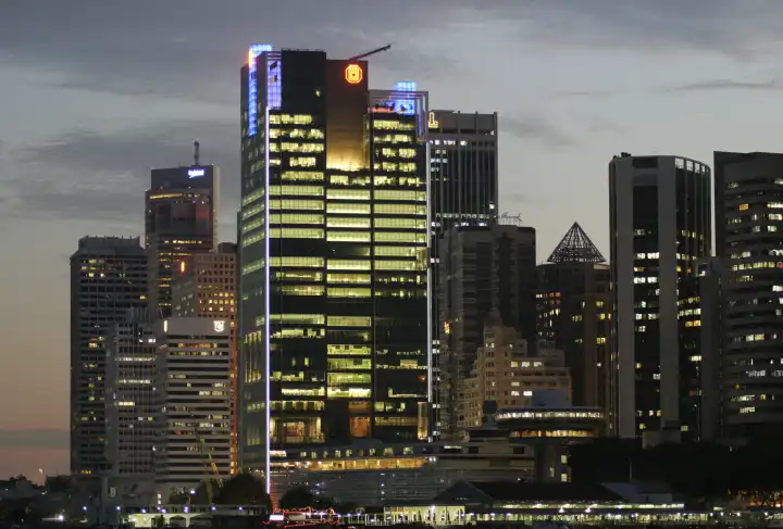 Blick ueber die Marina Bay auf Singapurs Skyline in der Abenddaemmerung