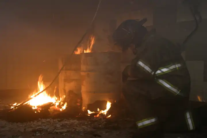 Feuerwehrleute bei einem Brandeinsatz