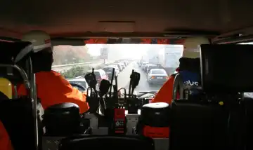 Feuerwehrauto im Einsatz auf der Autobahn