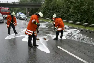Feuerwehrmänner reinigen die Unfallstelle