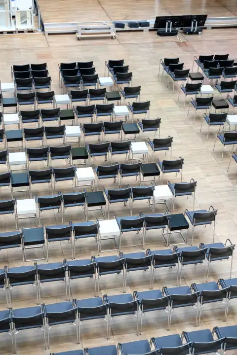 Leere Veranstaltungshalle mit leeren Sitzplätzen