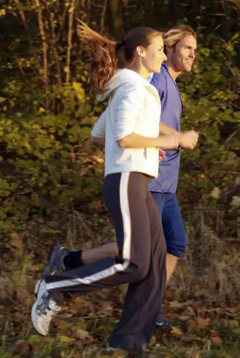 Frau und Mann beim Jogging im Herbstwald