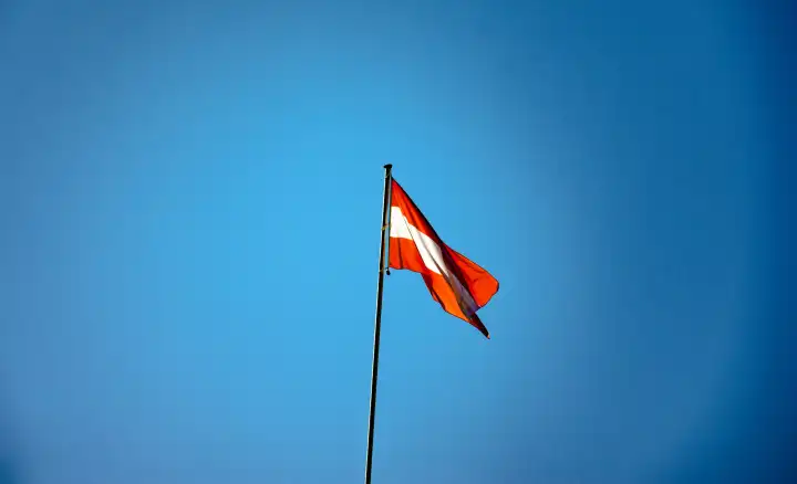 Österreichische Nationalflagge in rot weiß rot