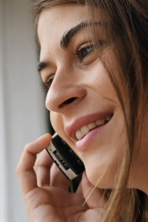 Junge Frau, business, mit Handy, telefoniert, lächelt