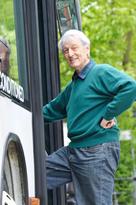 Älterer Herr selbständig unterwegs, steigt in Bus ein