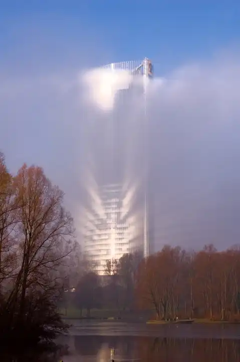 Posttower in Bonn bei Sonnenaufgang im Nebel
