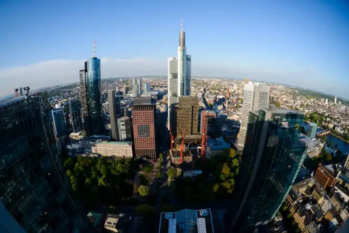 Blick vom Dach des Silberturms in Frankfurt am Main auf die Gallusanlage und die GebÃƒ ude Skyper, Dekabank, Commerzbank und EZB.
