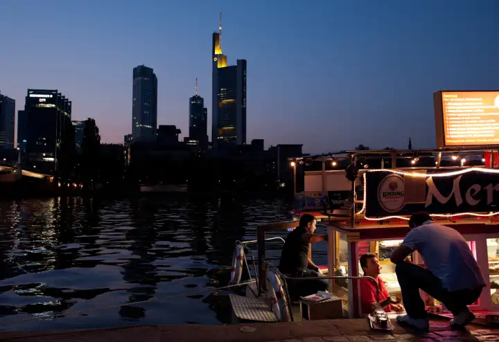 The floating döner kebap stand of Ramiz Meral in front of the skyline in Frankfurt.