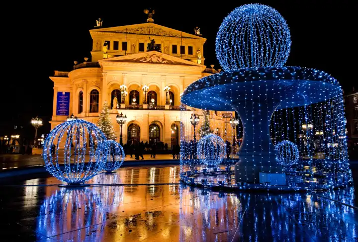 Weihnachtsbeleuchtung an der Alten Oper in Frankfurt am Main.
