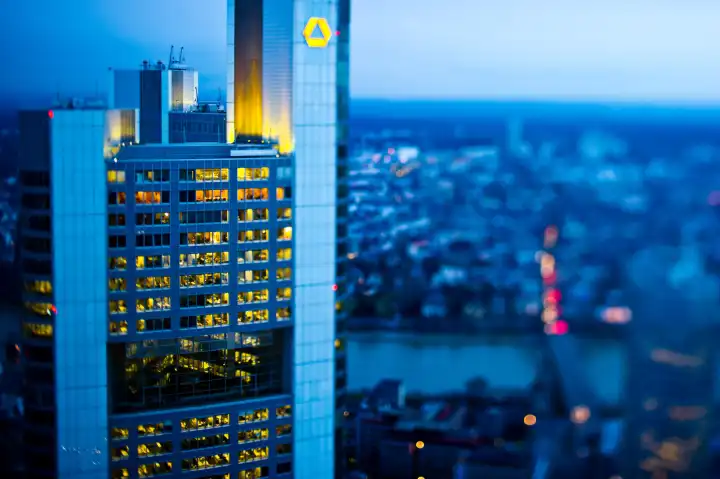 Commerzbank-Turm in Frankfurt am Main von der Aussichtsterrasse des Maintower gesehen.