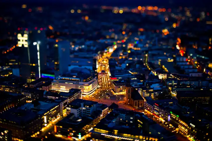 Innenstadt von Frankfurt am Main mit Zeil von der Aussichtsterrasse des Maintower gesehen.
