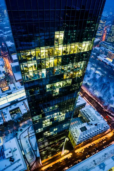 Das Bürogebäude Skyper, gesehen vom Dach des Silberturms in Frankfurt am Main.