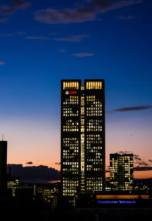 Der Opernturm, das Gebäude der UBS in Frankfurt am Main, im Abendlicht.