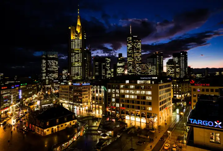 Bankenviertel in Frankfurt am Main im Abendlicht.