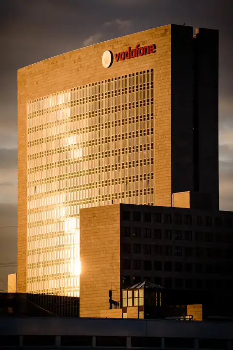 Das Vodafone-Gebäude in Eschborn im Morgenlicht.