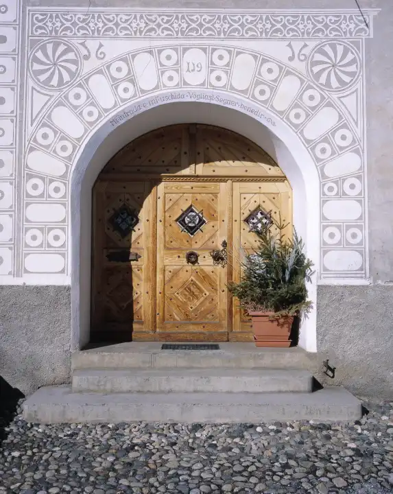 Eingangstüre eines historischen Wohnhauses im Engadiner Ort Scuol, Schweiz