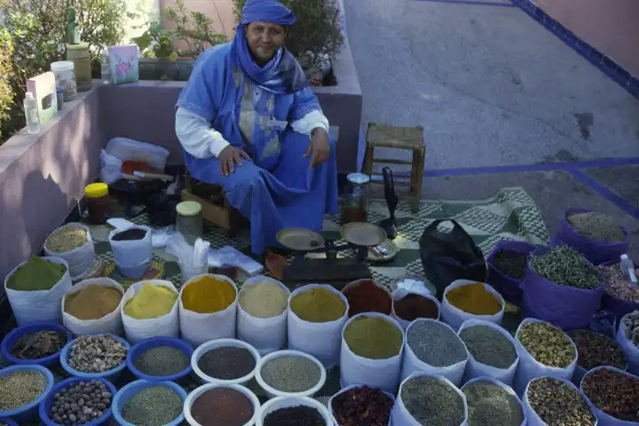 Gewürzhändler auf einem Basar in Agadir, Marokko