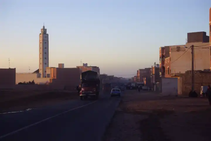 Straße und Moschee bei Abenddämmerung in Inezgane, Marokko