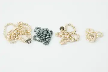 vier unterschiedliche Perlenketten, Freisteller