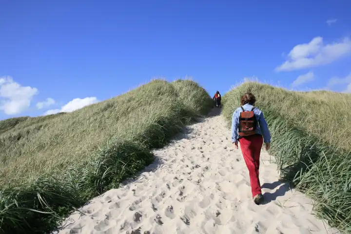 Frau wandert Düne hinauf, Norwegen, Europa