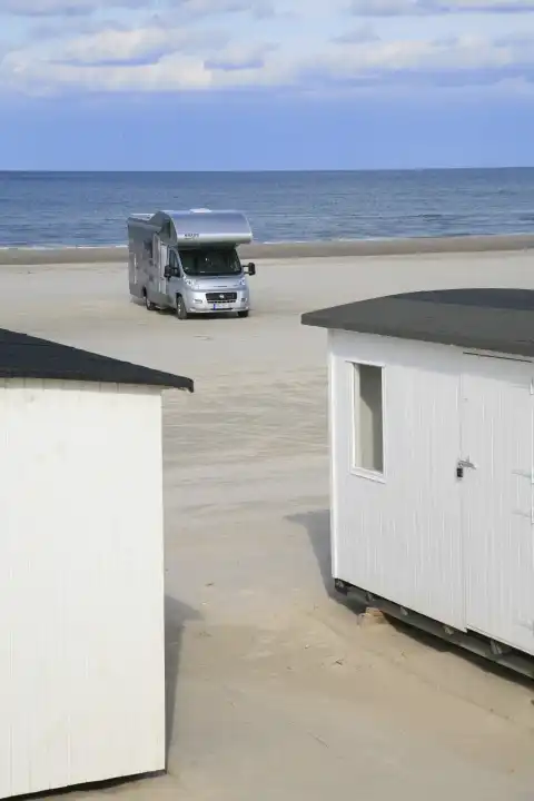 Wohnmobil und Strandhäuser am Strand, Norwegen, Europa