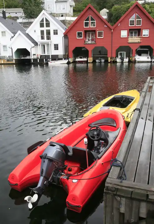 Häuser und Motorboote am Wasser, Norwegen, Europa