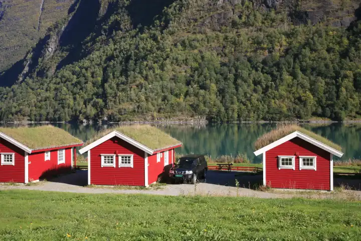 Rote Holzhäuser am See, Norwegen, Europa