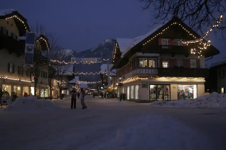 Weihnachtsbeleuchtung in Garmisch bei Nacht, Bayern, Deutschland, Europa