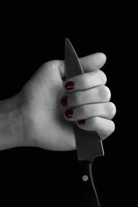 Messer in geschlossenen Hand
