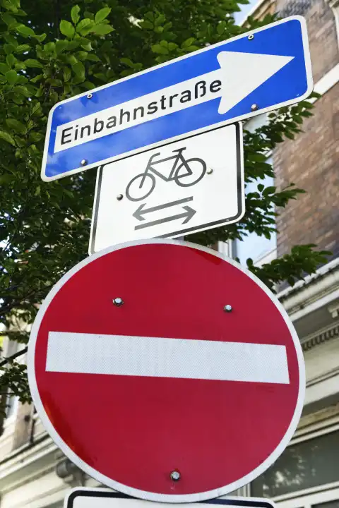 Einbahnstraße darf von Fahrrädern in beide Richtungen befahren werden, Verkehrsschilder in Hamburg