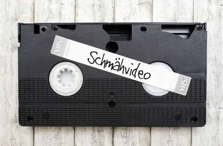 Videokassette mit Schriftzug Schmähvideo