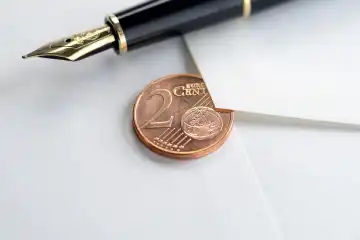2-Cent-Münze in einem Briefumschlag, Portoerhöhung