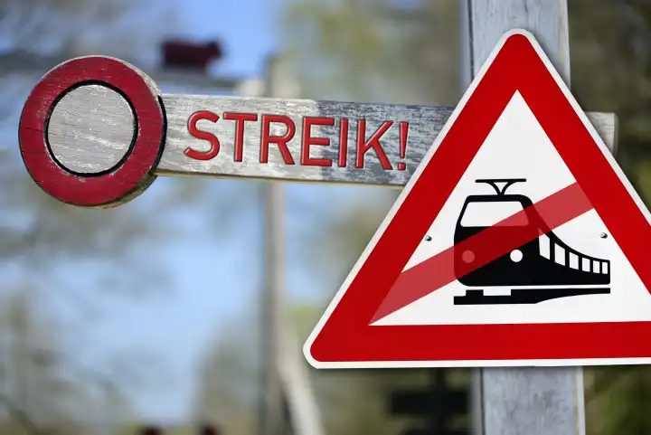 Haltezeichen und Schild mit durchgestrichenem Bahnsymbol, Symbolfoto Bahnstreik