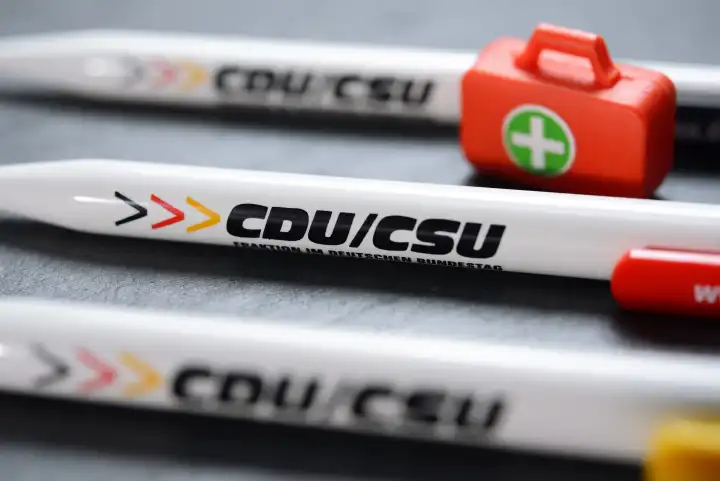 Kugelschreiber mit Logo der CDU/CSU und Notarztkoffer, Parteienstreit