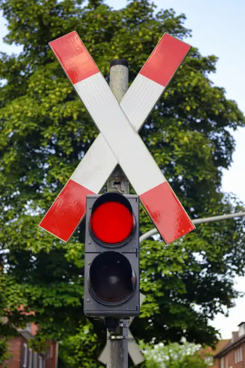 Andreaskreuz und Rotlicht an einem Bahnübergang