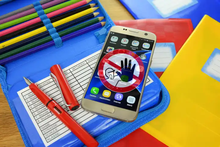 Handy in einer Federtasche, Symbolfoto für Handyverbot in der Schule