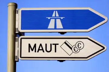 Wegweiser Autobahn und Schild mit der Aufschrift Maut, Symbolfoto PKW-Maut